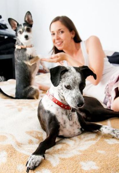Marina, fotógrafa y cuidadora de perros para Gudog. Sherlock y Dexter vivieron con ella unos días.