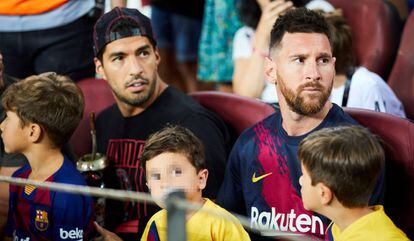 Messi, al costat de Luis Suárez amb els seus fills, en el partit contra el Betis.