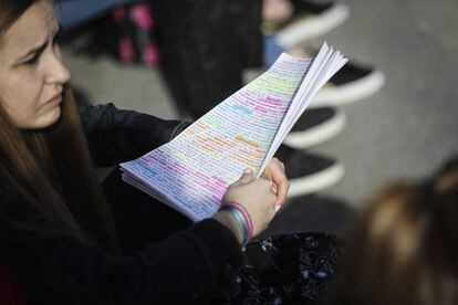 Una alumna sostiene sus apuntes al inicio de los exámenes de Selectividad en Madrid.