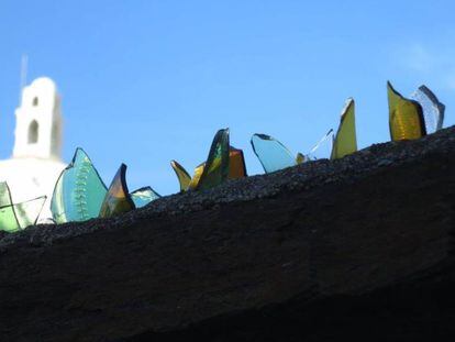 Un mur amb cristalls a Cadaqués.