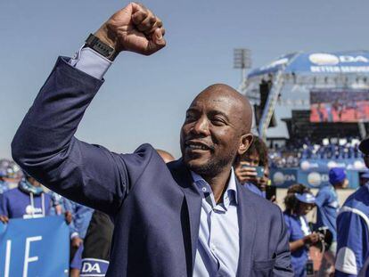 El  l&iacute;der de la Alianza Democr&aacute;tica, Mmusi Maimane, saluda a sus seguidores, en un mitin en Soweto.