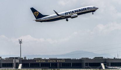 Un avión de Ryanair despega del aeropuerto de Girona.