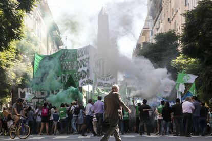 Trabajadores estatales marchan rumbo a la Plaza de Mayo.