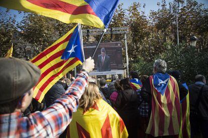 Ambiente en el exterior del Parlament de Cataluña durante la sesión de debate sobre la resolución conjunta de Junts pel Sí y la Cup.