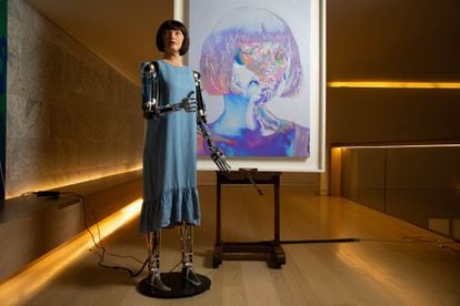 La artista robot Ai-Da en la apertura de su exposición en el Design Museum de Londres, el pasado 18 de mayo.