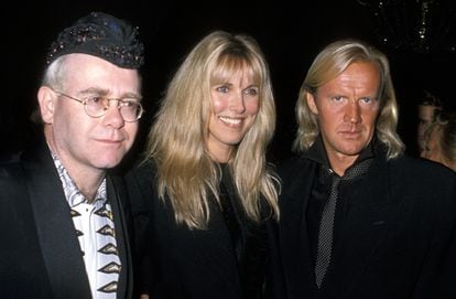 Elton John, Alana Stewart y Alexander Godunov en una fiesta celebrada por la revista Vanity Fair.