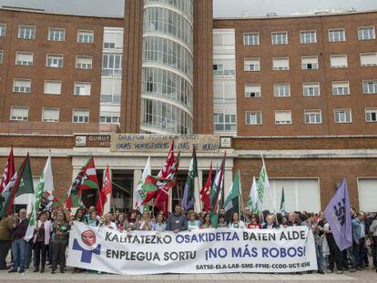 Representantes sindicales se concentran ante el hospital de Cruces durante la huelga de Osakidetza.