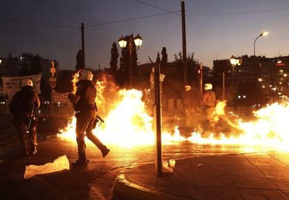 Manifestants llancen c&ograve;ctels Molotov a la pla&ccedil;a Syntagma d&#039;Atenes.
