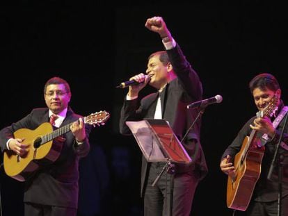Rafael Correa, presidente de Ecuador, cantando ayer durante el acto, en Barcelona.