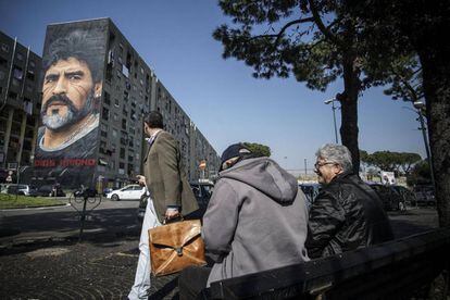 Vista de un mural en el que aparece pintado un retrato del exfutbolista argentino Diego Armando Maradona, realizado por el artista italiano Jorit Agoch, en un edificio del barrio San Giovanni a Teduccio en N&aacute;poles, Italia. 