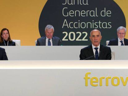 El presidente de Ferrovial, Rafael del Pino, en primera fila junto al CEO del grupo, Ignacio Madriddejos, en la junta del pasado abril.