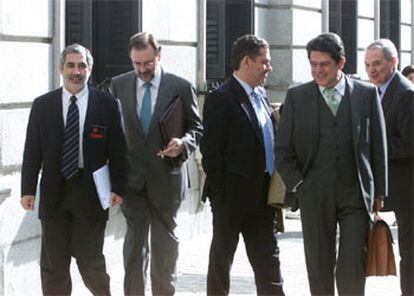 Gaspar Llamazares, Álvaro Cuesta y Federico Trillo, entre otros diputados, a su llegada ayer al Congreso.