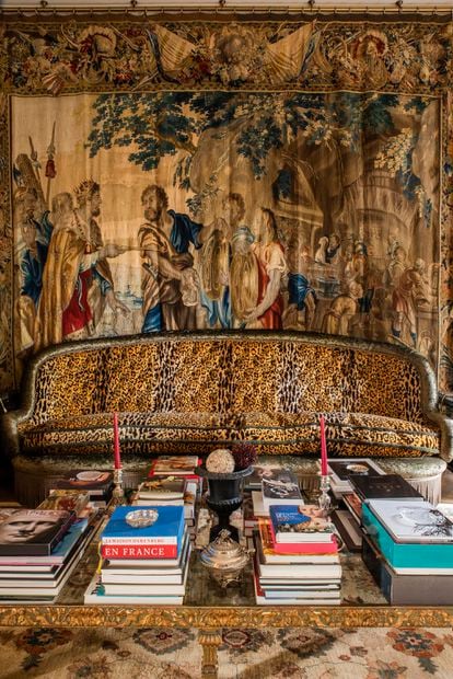 El salón está presidido por un sofá antiguo que Patricia della Giovampaola ha retapizado con un estampado de leopardo.  Detrás, otro Gobelino original del siglo XVII.