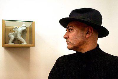 Carlos Pazos, en la galería Carles Taché, de Barcelona, junto a la obra <i>¿Cupito...? ¿Y por qué no?</i>