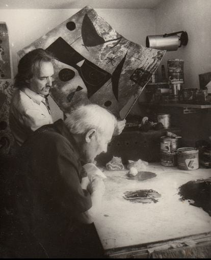 Joan Miró i Joan Barbarà cap a l'any 1978 o 1979, al Taller de Son Boter a Mallorca, en una imatge cedida.
