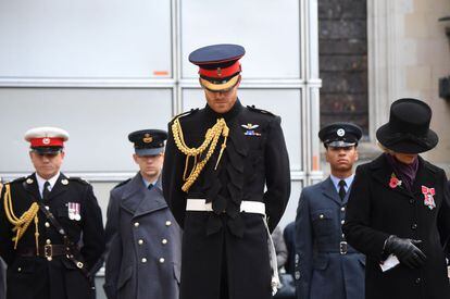 El príncipe Harry durante una ceremonia para colocar una cruz en recuerdo de los soldados británicos desaparecidos durante la Primera y la Segunda Guerra Mundial, en el memorial de recuerdo de la Abadía Westminster, en Londres.