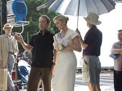 Sam Mendes, con su esposa, Kate Winslet, en el rodaje de <i>Revolutionary road.</i>