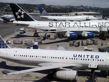 SAN FRANCISCO, CA - JULY 26: United Airlines planes are parked at the terminal at San Francisco International Airport on July 26, 2012 in San Francisco, California. United Continental Holdings reported a 37 percent second quarter loss with earnings of $339 million or 89 cents a share compared to $538 million or $1.39 a share one year ago.   Justin Sullivan/Getty Images/AFP
 == FOR NEWSPAPERS, INTERNET, TELCOS &amp; TELEVISION USE ONLY ==