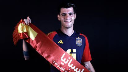 Morata, con una bandera con el nombre de España en árabe.