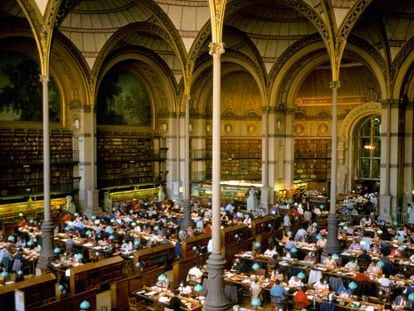 Sala de lectura proyectada por el arquitecto Henri Labrouste en la sede Richelieu de la Bilbioteca Nacional de Francia, en París.