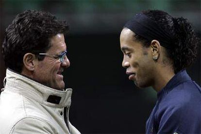 Capello dialoga con Ronaldinho ayer en Milán en el homenaje a Albertini.