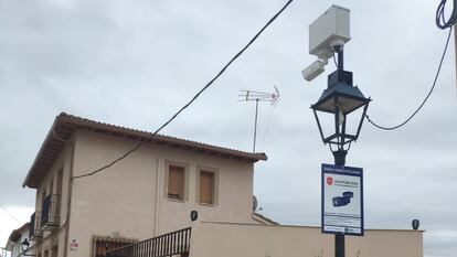 Una de las cámaras instaladas por el Ayuntamiento de Alcocer (Guadalajara) en las calles del municipio con ayuda de la Diputación, en una imagen cedida por el Consistorio.