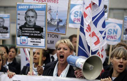 "Gagey get away!". Així demanen els empleats de Air France la dimissió del conseller delegat de la companyia, Frederic Gagey. Diversos centenars de treballadors de l'aerolínia han pres la seva seu en París després de l'anunci d'un nou pla de reestructuració, que podria suposar la pèrdua de 2.900 ocupacions.