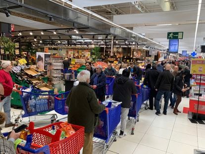 Largas colas en el un supermercado en Majadahonda (Madrid). A última hora de ayer ya empezaban a registrarse inusuales aglomeraciones de clientes en diversos centros, que han continuado este martes en algunos de ellos.