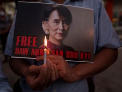 Un manifestante muestra una imagen de Aung San Suu Kyi durante una protesta contra la Junta Militar birmana en el exterior de la Embajada de EE UU este martes en Yangón.