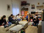 Patricia y su familia en el salón de su casa en Illescas (Toledo)
