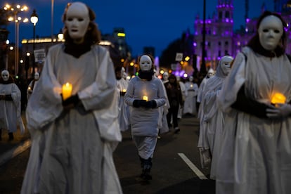 Participantes asisten a la llamada "marcha fúnebre" del Día Internacional de la Mujer, en Madrid.