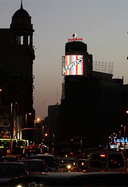 El anuncio de Schweppes, que será previsiblemente <i>amnistiado,</i>  fotografiado ayer en  Callao.