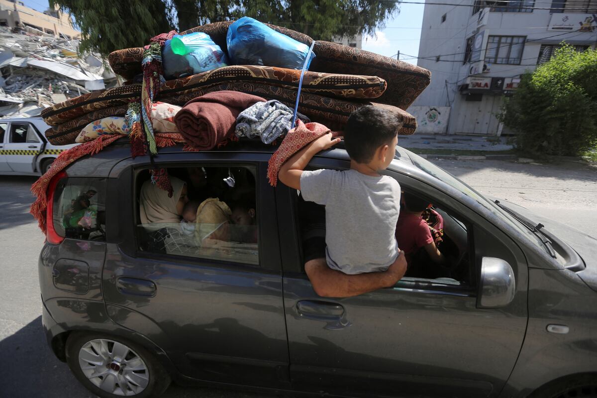 Los gazatíes temen una nueva catástrofe histórica tras el ultimátum israelí: “Si te quedas en casa te matan; si sales, también” | Internacional
