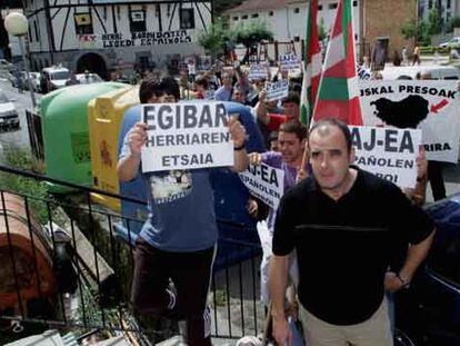 Joseba Egibar, dirigente del PNV y alcalde de Lizartza, acosado por radicales.