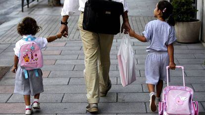 Un padre lleva a sus hijas al colegio, en Madrid. 