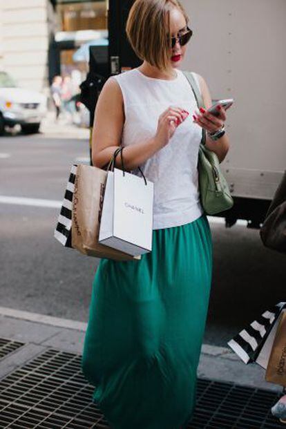 Una mujer, de compras por el barrio del Soho de Nueva York.