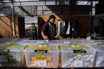 Un hombre deposita su voto en las elecciones locales en Chile, en marzo de 2021.
