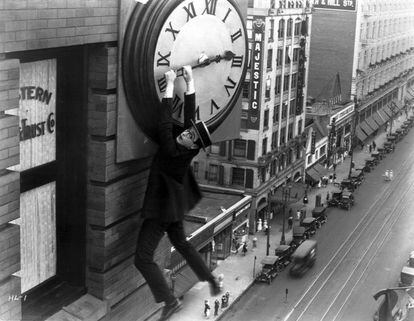 Uno de los puntos álgidos de las 24 horas de 'The clock' es, por razones obvias, esta mítica escena de Harold Lloyd colgado del tiempo. Sucede a eso de las 14.45.