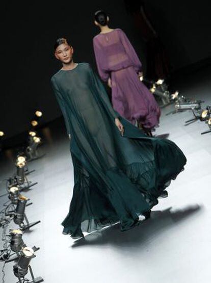 Dos modelos del diseñador madrileño Juan Duyos.