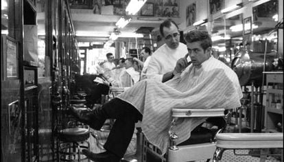 El actor James Dean, en una barbería de Nueva York.
