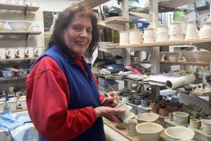 La ceramista Ann McNulty, en su taller.
