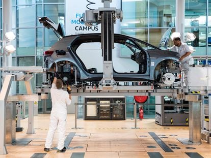 Producción de un modelo Volkswagen en una fábrica de Alemania.