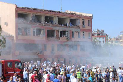 Estado de uno de los edificios afectados por la fuerte explosi&oacute;n de un coche bomba en Elazig, este de Turqu&iacute;a, este jueves. 
 