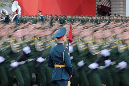 Militares rusos desfilaban este lunes en la capital rusa para conmemorar la victoria sobre la Alemania nazi en la II Guerra Mundial.