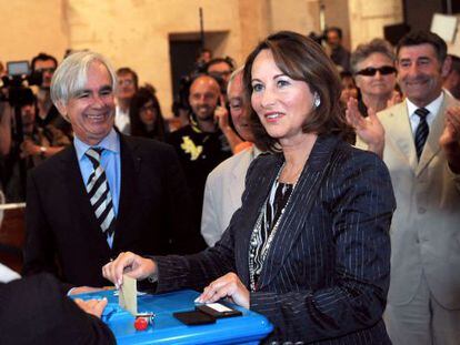 La excandidata presidencial socialista y aspirante a la Asamblea Nacional Segolene Royal vota en La Rochelle, al oeste de Francia.