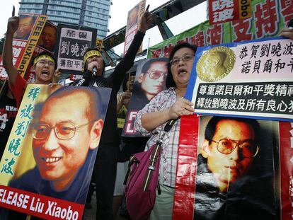 Manifestantes piden la liberación de Liu ante la delegación del ministerio de Exteriores chino en Hong Kong.