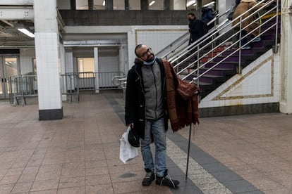 Un indigente, en el vestíbulo de una estación del metro neoyorquino.