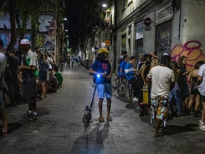 Un grupo de jóvenes en la calle de Joaquim Costa, en Barcelona.