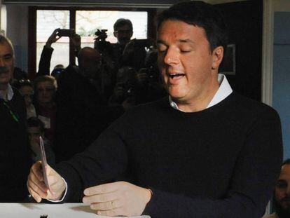 El primer ministro italiano, Matteo Renzi, deposita su voto, este domingo en Pontassieve, cerca de Florencia.