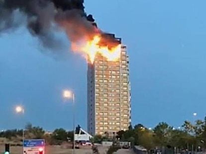 Captura de vídeo que muestra un gran incendio declarado esta madrugada en un edificio del madrileño barrio de Hortaleza.